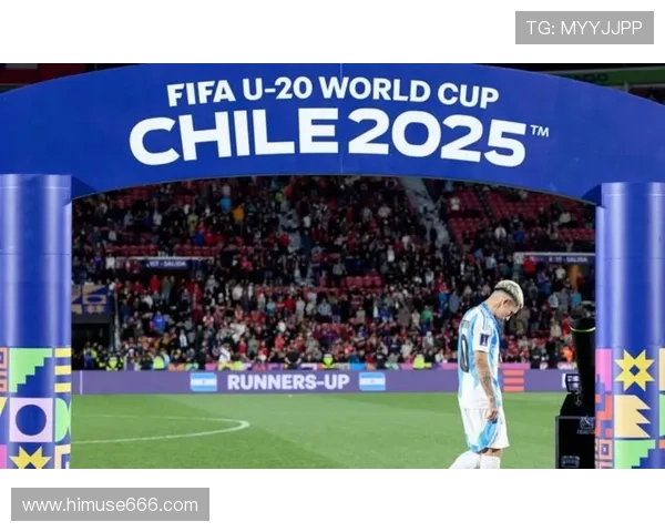 今天那位足球明星正式宣布退役引发球迷热议与怀念的瞬间